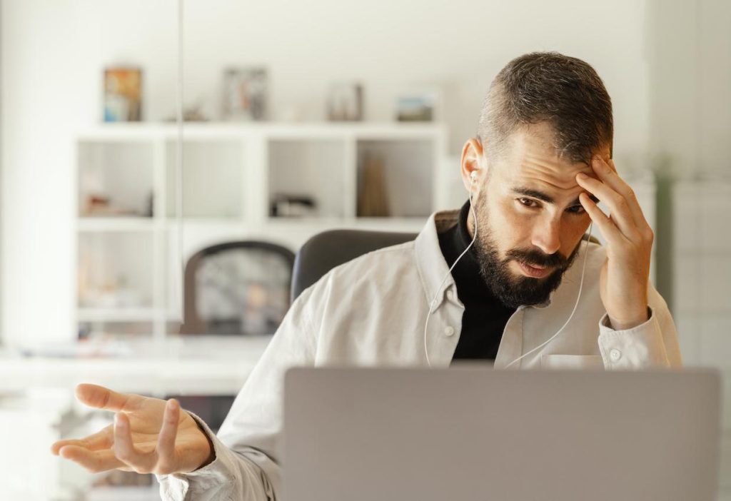 Devo Investir Através de um Consultor ou por Conta Própria
